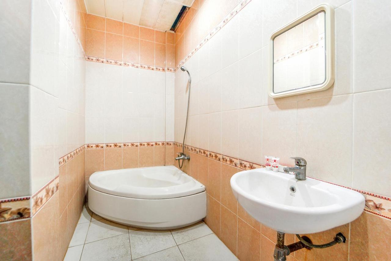 Oyo 231 Hotel Andita Syariah Surabaya Ngoại thất bức ảnh